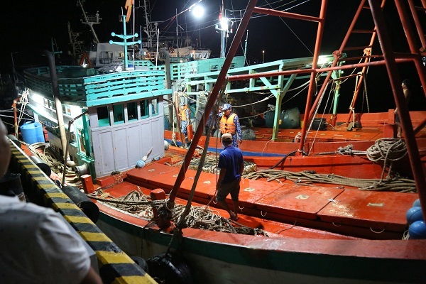 Bắt quả tang 2 tàu cá vận chuyển và sang mạn dầu DO trái phép trên vùng biển Tây Nam