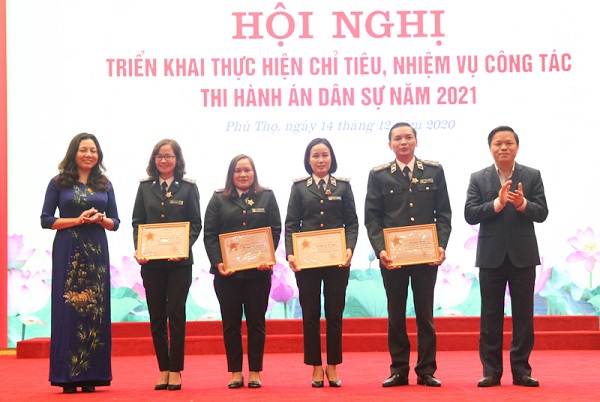 Phó chủ tịch UBND tỉnh Phan Trọng Tấn và lãnh đạo Tổng cục THADS, Bộ Tư Pháp trao kỉ niệm chương Vì sự nghiệp Tư pháp cho các cá nhân.