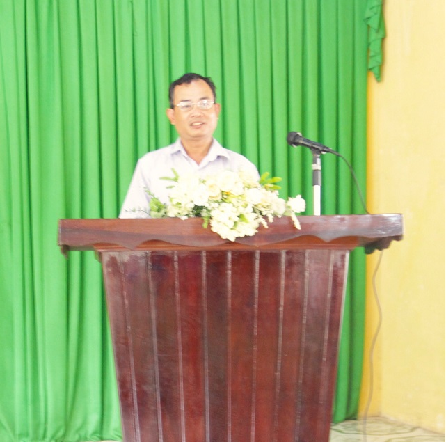 Ông Bảo Trương - Phó Giám đốc Trung tâm dịch vụ việc làm Bình Phước chia sẻ các thông tin hữu ích về nghề nghiệp, việc làm cho các chiến sĩ sắp rời quân ngũ