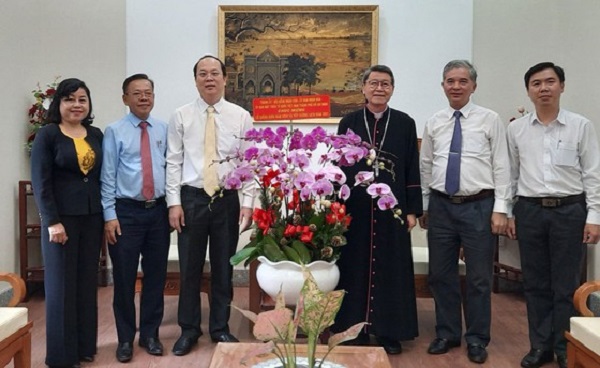 Phó Bí thư Thành ủy TPHCM Nguyễn Hồ Hải chúc mừng Giáng sinh Giám mục Nguyễn Văn Khảm. Ảnh: HOÀI NAM