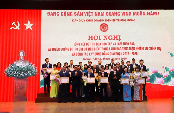 Đảng bộ Agribank được tặng bằng khen tại Hội nghị tổng kết đợt thi đua học tập và làm theo Bác
