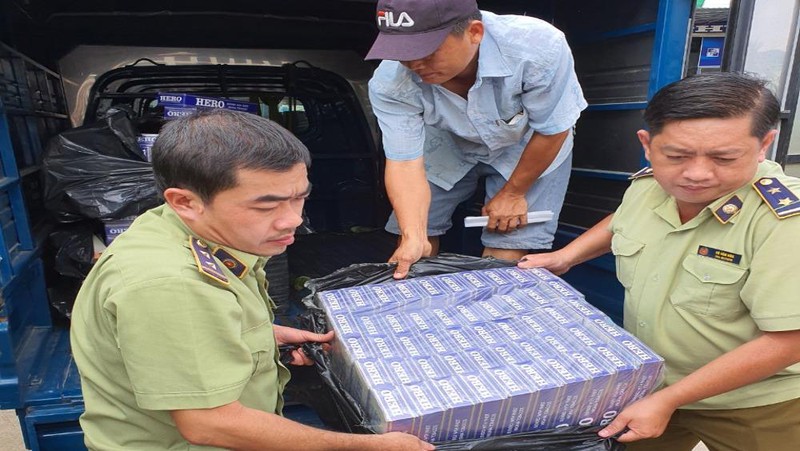 Phát hiện xe ô tô tải vận chuyển hơn 2.000 bao thuốc lá điếu nhập lậu