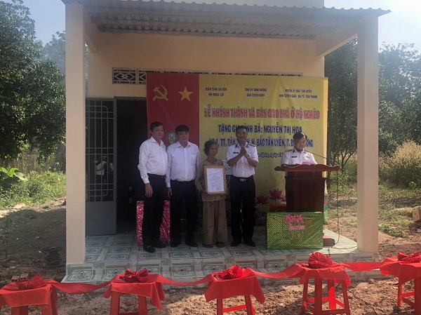 Lễ khánh thành và trao tặng căn nhà cho bà Nguyễn Thị Hoa, hộ nghèo ở khu phố 1, thị trấn Tân Thành, huyện Bắc Tân Uyên.