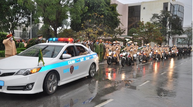 cán bộ, chiến sĩ Công an tỉnh đã diễu hành ra quân bảo đảm trật tự an toàn giao thông, trật tự công cộng.