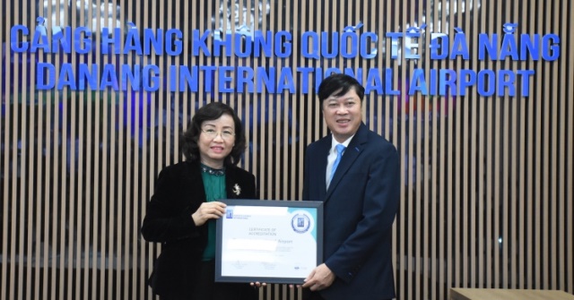 Giám đốc Sở Y tế TP. Đà Nẵng Ngô Thị Kim Yến trao chứng chỉ của ACI cho Cảng HKQT Đà Nẵng.