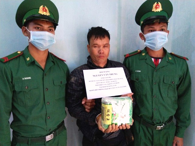 Đối tượng Nguyễn Văn Hùng (tên thường gọi Nguyễn Văn Trung) bị bắt khi đang vận chuyển 1kg ma túy.