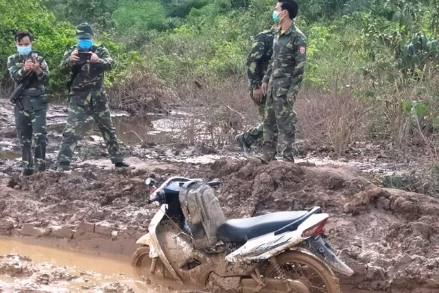 Chiếc xe máy và balô chứa 8kg ma túy đá do đối tượng Khamsing để lại hiện trường khi bị truy đuổi.