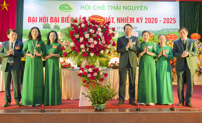 Đồng chí Dương Văn Lượng, Phó Chủ tịch UBND tỉnh tặng hoa chúc mừng Đại hội.