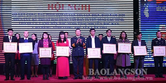 9 tập thể, 9 cá nhân có thành tích xuất sắc trong thực hiện công tác phối hợp tuyên truyền biển, đảo năm 2020 đã được trao tặng Bằng khen.