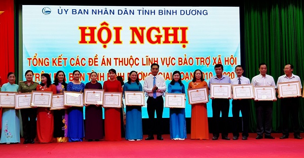 Ông Nguyễn Lộc Hà (thứ bảy từ phải sang), Phó Chủ tịch UBND tỉnh, tặng bằng khen của Chủ tịch UBND tỉnh cho các cá nhân có thành tích xuất sắc trong việc triển khai các đề án thuộc lĩnh vực bảo trợ xã hội trên địa bàn tỉnh, giai đoạn 2010-2020.