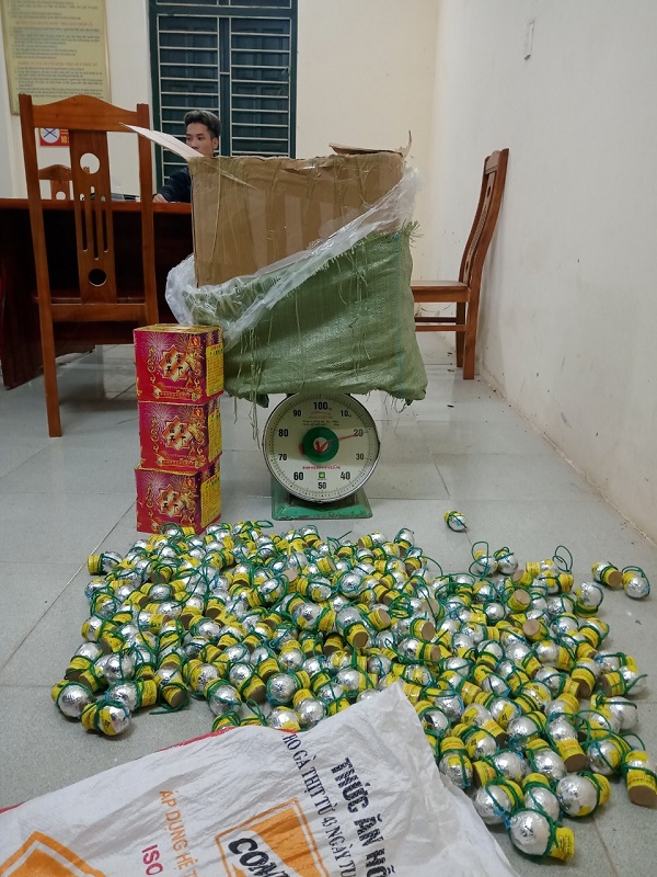 Bắt giữ 54 kg pháo là hàng cấm
