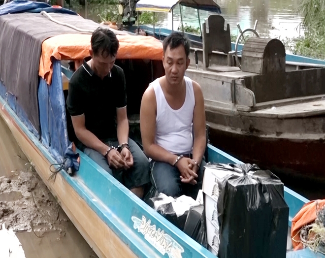 An Giang: Bắt 2 đối tượng vận chuyển gần 10.000 bao thuốc lá lậu