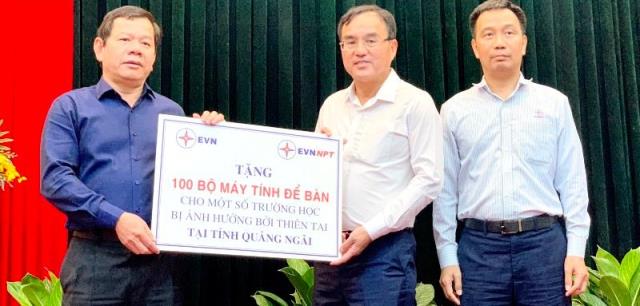 Chủ tịch UBND tỉnh Đặng Văn Minh tiếp nhận phần quà do EVN trao tặng