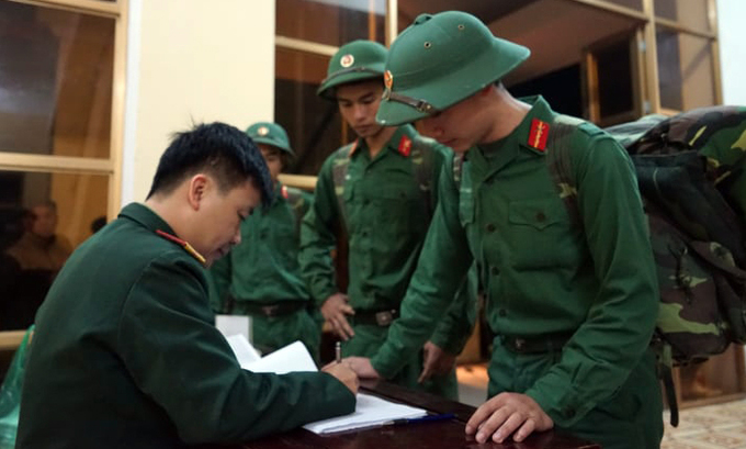 Chiến sĩ nghĩa vụ quân sự làm thủ tục ra quân tại Hà Nội, tháng 7/2018 (Ảnh: Gia Chính)