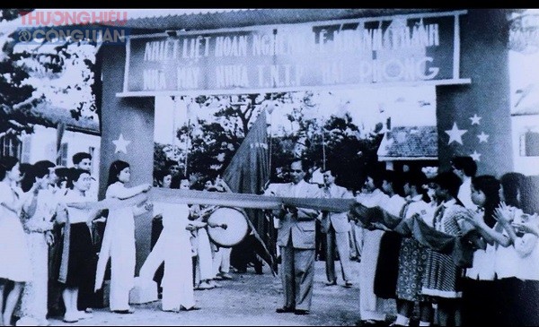 Đồng chí Vũ Anh – Thứ trưởng Bộ Công nghiệp nhẹ cắt băng khánh thành Nhà máy Nhựa Thiếu niên Tiền phong, ngày 19-5-1960