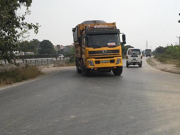 Hải Dương: Nhiều xe dấu hiệu quá tải tung hoàng trên đường gom QL5