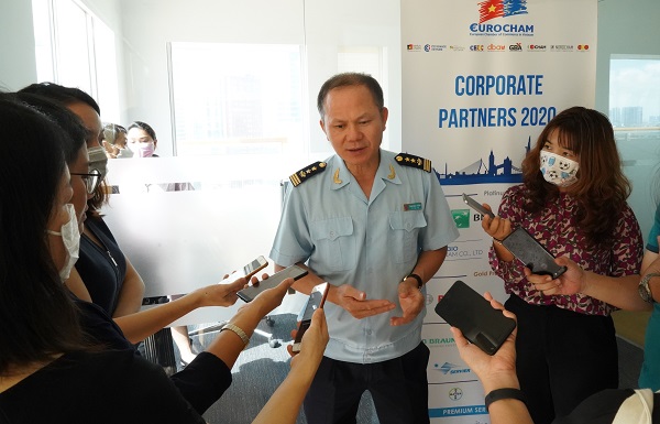 Ông Đinh Ngọc Thắng, Cục trưởng Cục Hải quan TP.HCM trao đổi với báo chí.