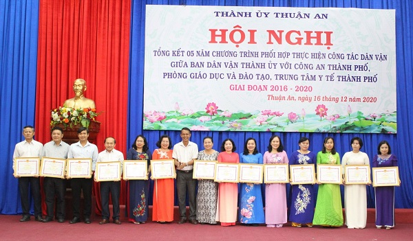 Lãnh đạo TP.Thuận An tặng giấy khen cho các tập thể đã có thành tích xuất sắc trong Chương trình phối hợp thực hiện công tác dân vận giai đoạn 2016-2020