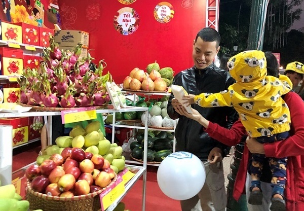 Người tiêu dùng tham quan, mua sắm tại hội chợ thực phẩm Tết năm 2020 (Ảnh: Chinhphu.vn)