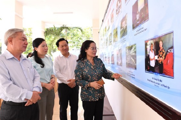 Đồng chí Nguyễn Thị Lệ tham quan triển lãm về kinh tế - xã hội của huyện Nhà Bè. Ảnh: VIỆT DŨNG