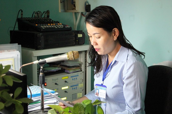 Phát thanh viên Đài Truyền thanh xã Tân Hiệp đọc bản tin hàng ngày trên sóng truyền thanh, phục vụ nhu cầu thông tin của nhân dân.