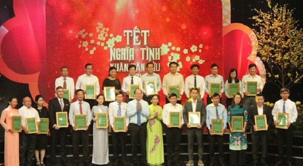 Phó Bí thư Thành ủy TPHCM Nguyễn Hồ Hải và Chủ tịch Hội Nông dân TPHCM Nguyễn Thanh Xuân tiếp nhận ủng hộ.