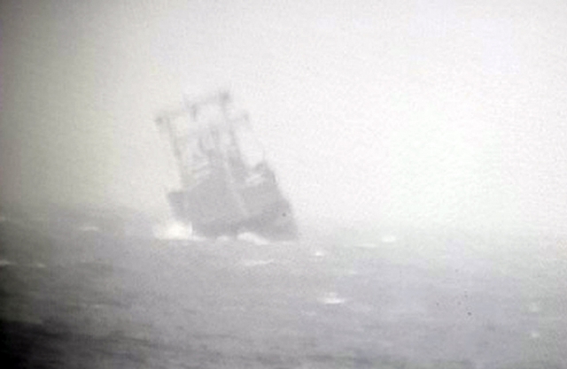 Chiếc tàu trước lúc gặp nạn. Ảnh: Đài quan sát biên phòng Phú Quý chụp.