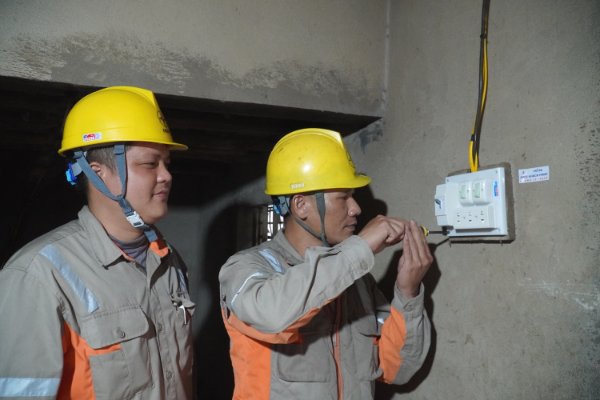 416, 464 Công nhân Điện lực Ba Chẽ lắp hệ thống điện chiếu sáng nhà bà Chíu Nhì Múi