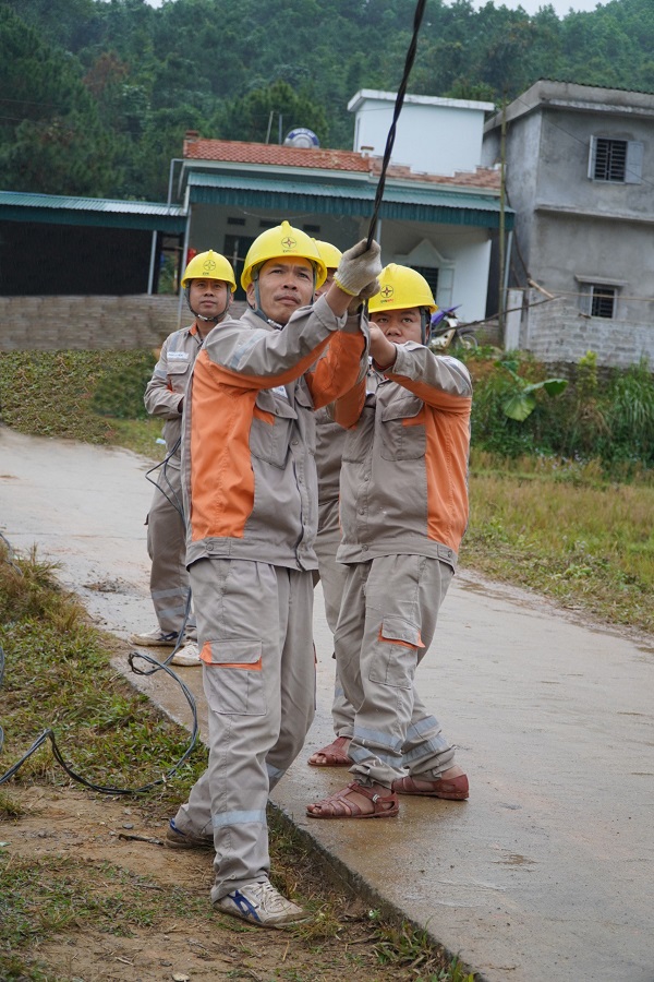 Công nhân Điện lực Ba Chẽ lắp hệ thống điện chiếu sáng đoạn đường thôn Khe Mười, xã Đồn Đạc huyện Ba Chẽ