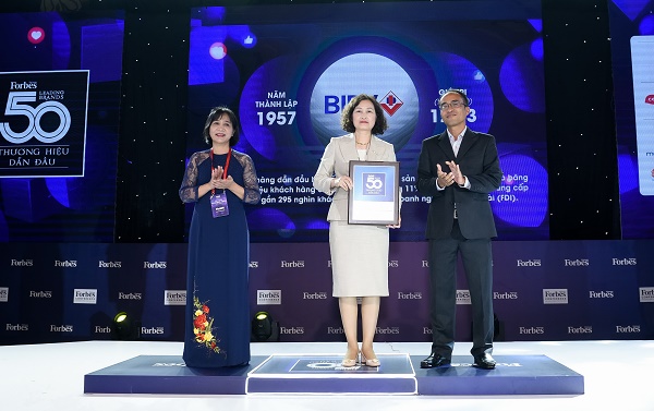 Bà Nguyễn Thị Thu Hương - Ủy viên HĐQT đại diện BIDV nhận chứng nhận vinh danh Top 50 Thương hiệu dẫn đầu 2020