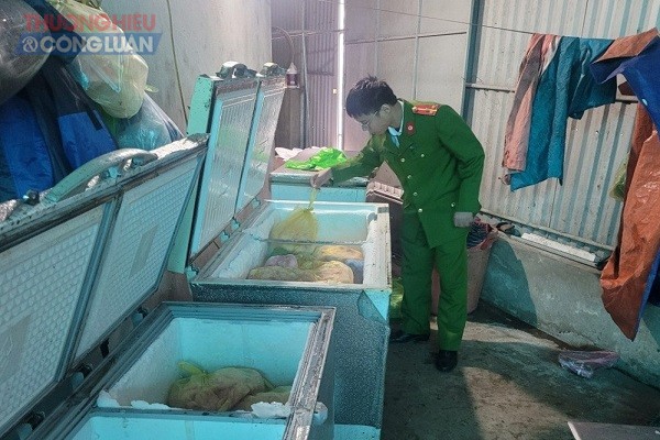 363kg sản phẩm động vật (mỡ, da lợn) không rõ nguồn gốc được chủ cơ sở là bà Nguyễn Thị Nghĩa chia thành từng túi nhỏ, cất giấu trong tủ đông để chờ xuất ra thị trường tiêu thụ