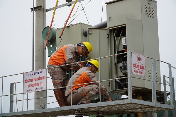 0362 Công nhân Điện lực Tiên Yên kiểm tra, vệ sinh trạm biến áp miễn phí TBA 560 kVA 22/0,4 kV Công ty Cổ phần Xây dựng Thương mại KTT