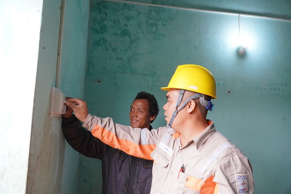 0398 Anh Chíu Pu Lềnh vui mừng khi công nhân Điện lực Tiên Yên hướng dẫn sử dụng hệ thống điện chiếu sáng trong nhà