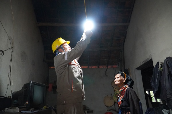 Niềm vui của bà Chíu Nhì Múi khi được lắp hệ thống điện chiếu sáng mới trong nhà