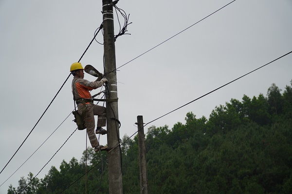 522, 523 Công nhân Điện lực Ba Chẽ lắp hệ thống điện chiếu sáng đoạn đường thôn Khe Mười, xã Đồn Đạc huyện Ba chẽ