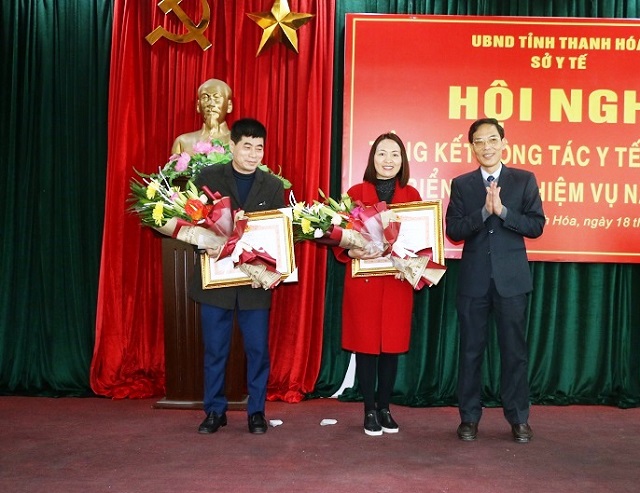 Phó Chủ tịch UBND tỉnh Đầu Thanh Tùng, đã trao Bằng khen của Thủ tướng Chính phủ cho 2 cá nhân
