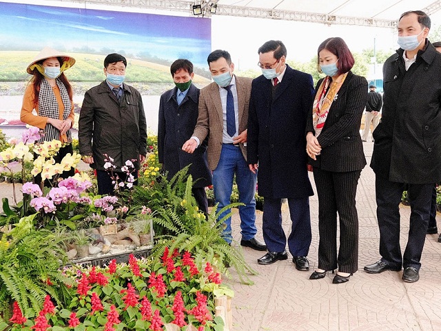 Phó Bí thư Thường trực Thành ủy Hà Nội Nguyễn Thị Tuyến và các đại biểu thăm gian hàng trưng bày sản phẩm OCOP.