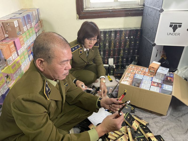 Lực lượng chức năng kiểm tra hàng hóa tại cơ sở kinh doanh của ông Đô (Ảnh: Tổng cục QLTT)