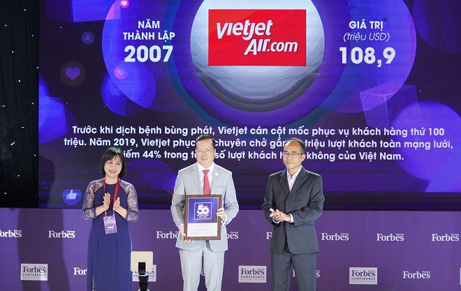 Đại diện Vietjet nhận giải Top 50 Thương hiệu Việt Nam Dẫn đầu năm 2020 do tạp chí Forbes Vietnam bình chọn
