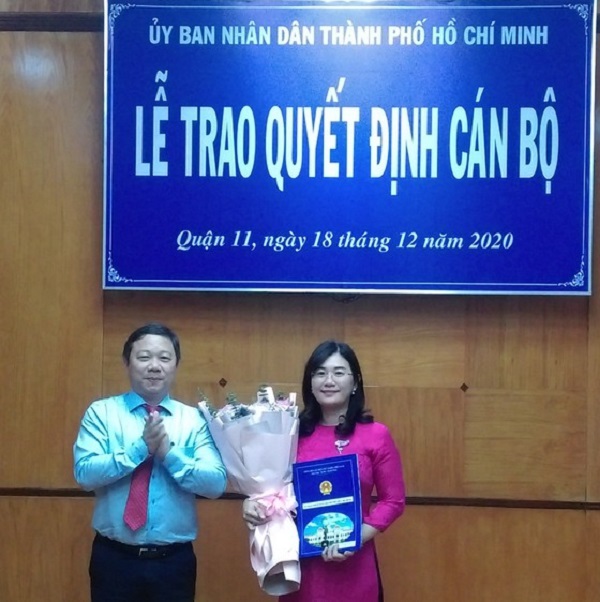 Phó Chủ tịch UBND TPHCM Dương Anh Đức trao quyết định cho bà Trần Thị Bích Trâm