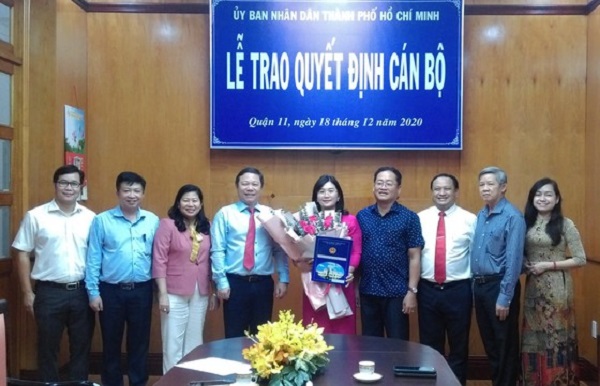 Phó Chủ tịch UBND TPHCM Dương Anh Đức và lãnh đạo quận 11 chúc mừng bà Trần Thị Bích Trâm nhận nhiệm vụ mới