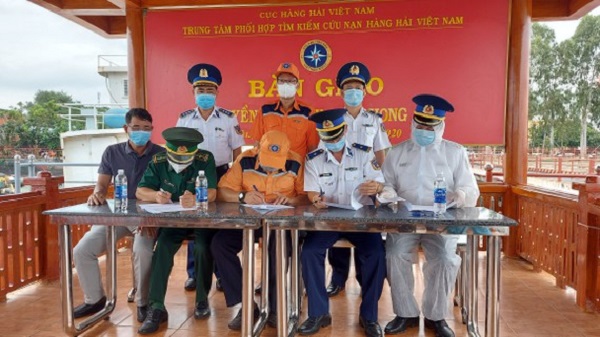 Bàn giao 11 thuyền viên tàu Xin Hong bị chìm ở vùng biển Bình Thuận cho cơ quan chức năng.