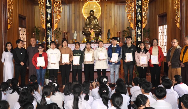 Được biết, năm nay c&aacute;c bạn sinh vi&ecirc;n được ph&aacute;t học bổng l&agrave; sinh vi&ecirc;n năm thứ nhất đến sinh vi&ecirc;n năm cuối.