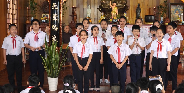 C&aacute;c học sinh tại Trung T&acirc;m Thiện T&agrave;i tr&igrave;nh b&agrave;y ca kh&uacute;c bằng tiếng Nhật