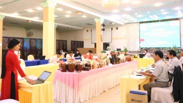 Chủ thể thuyết trình về sản phẩm của mình trước Hội đồng đánh giá, phân loại