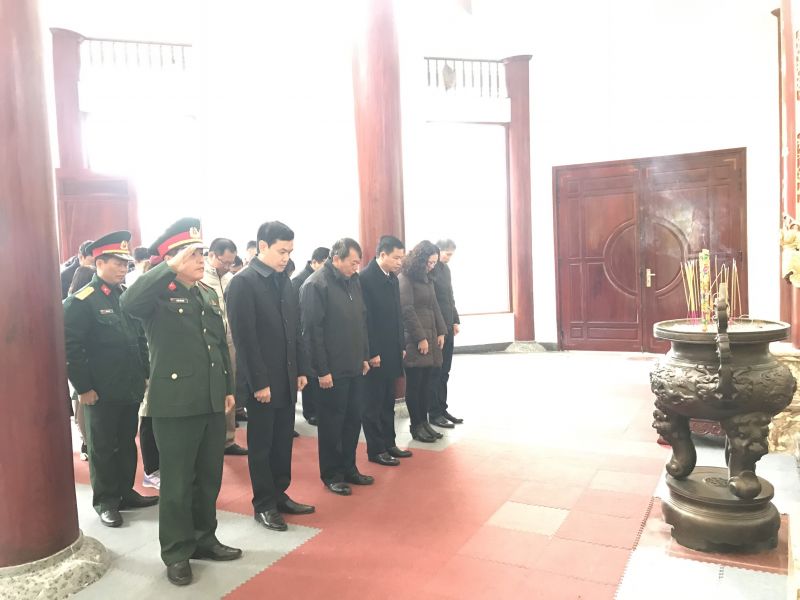 Chủ tịch UBND tỉnh Hoàng Xuân Ánh và các đại biểu dâng hương tại Nhà tưởng niệm Đại tướng Võ Nguyên Giáp, xã Tam Kim (Nguyên Bình)