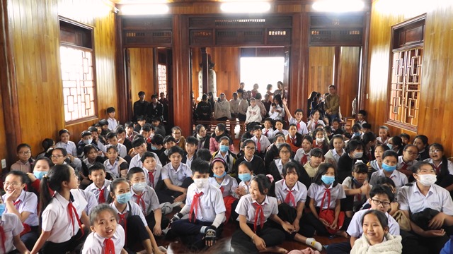 C&aacute;c học sinh học tiếng nhật tại Trung T&acirc;m Thiện T&agrave;i dự v&agrave; mong muốn noi theo gương c&aacute;c anh chị