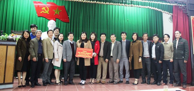 Đoàn công tác của Cục Thuế trao tặng quà cho người dân tại huyện Phong Điền