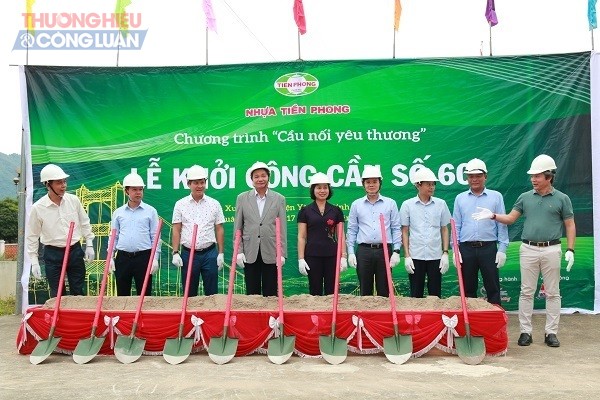Lãnh đạo Công ty CP Nhựa Thiếu niên Tiền Phong và Công ty CP cấp nước Phú Thọ cùng đại diện chính quyền địa phương huyện Yên Lập thực hiện nghi lễ khởi công 