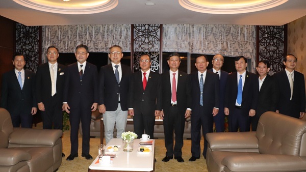 Đoàn lãnh đạo tỉnh chụp ảnh lưu niệm với Đại sứ đặc mệnh toàn quyền Nhật Bản tại Việt Nam.